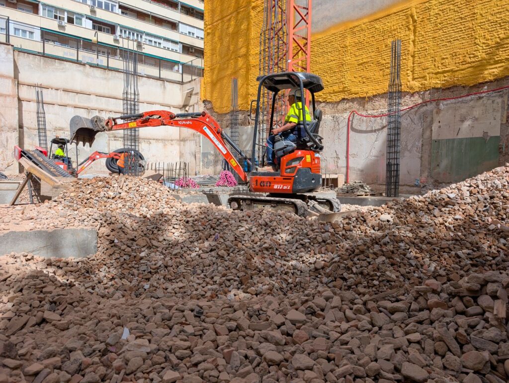 Distribuyendo los áridos reciclados para el encanchado de la cimentación