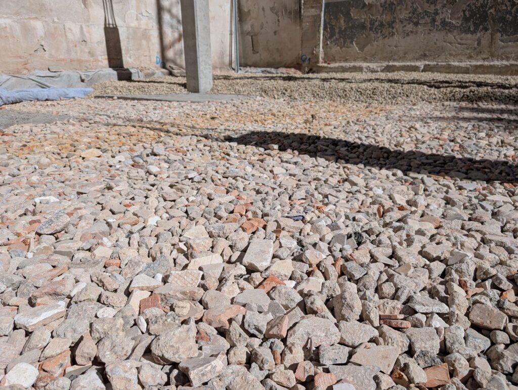 Grava reciclada mixta utilizada en el encanchado de la cimentación de un edificio de viviendas en Madrid