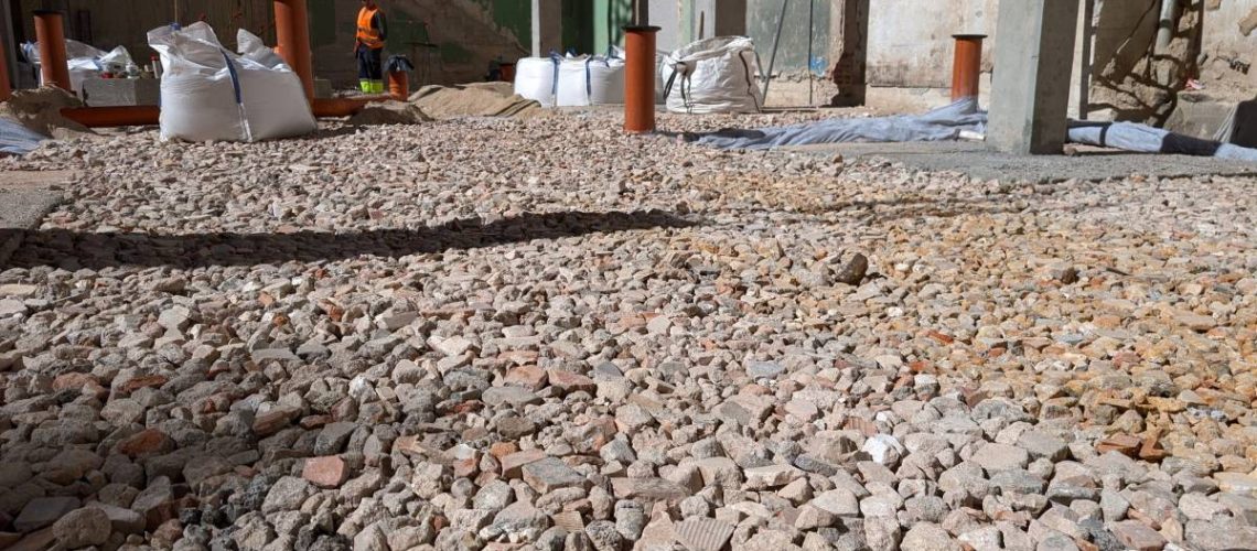 Grava mixta reciclada utilizada en el encanchado de la cimentación de un edificio en Madrid